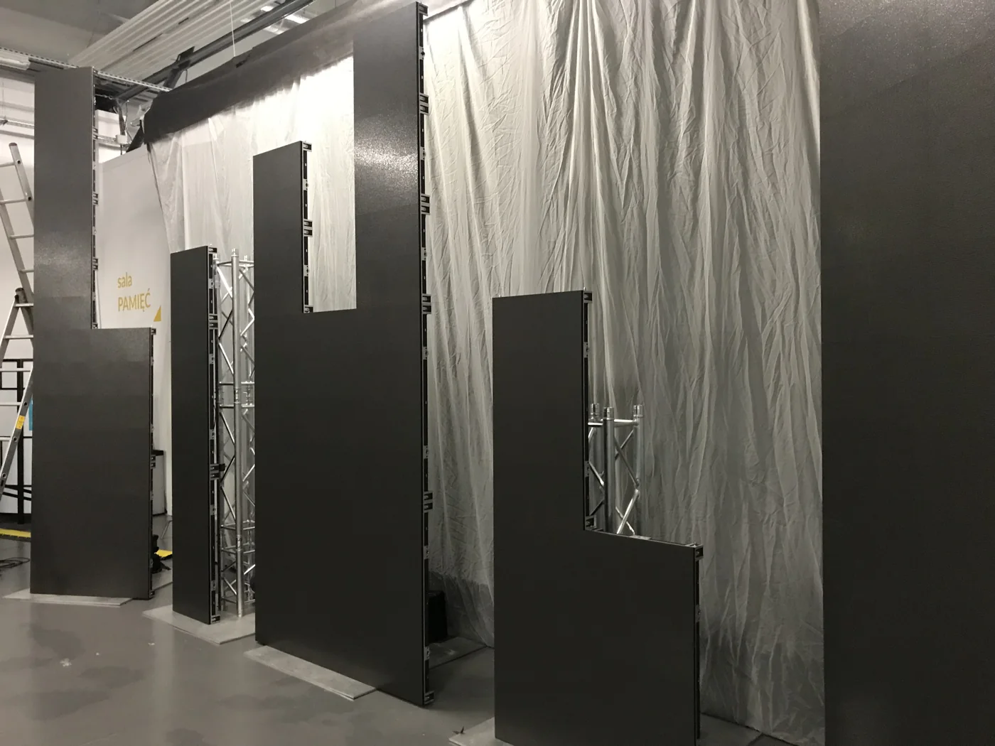 Realizacja wernisażu dla Ośrodka Pamięć i Przyszłość - instalacja ekranów LED, zdjęcie 0639