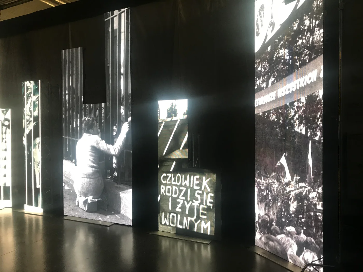 Realizacja wernisażu dla Ośrodka Pamięć i Przyszłość - instalacja ekranów LED, zdjęcie 0647
