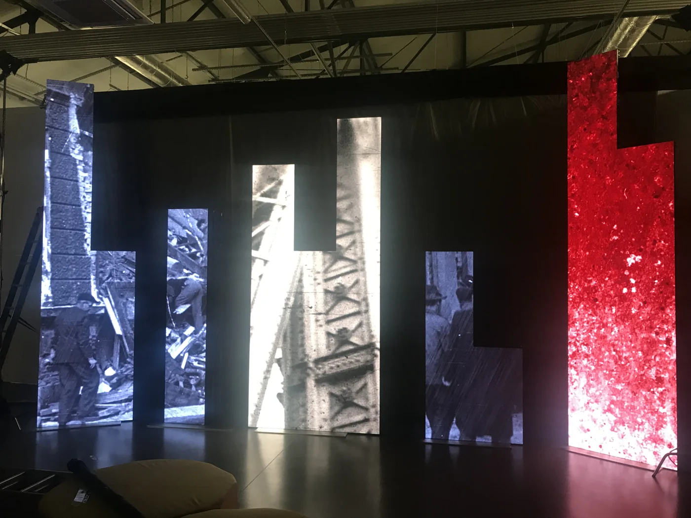 Realizacja wernisażu dla Ośrodka Pamięć i Przyszłość - instalacja ekranów LED, zdjęcie 0650