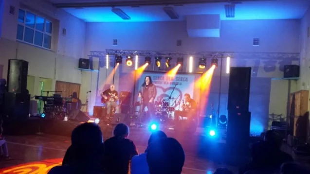 Koncert Od serca dla serca - scena z nagłośnieniem i światłem XLR Media