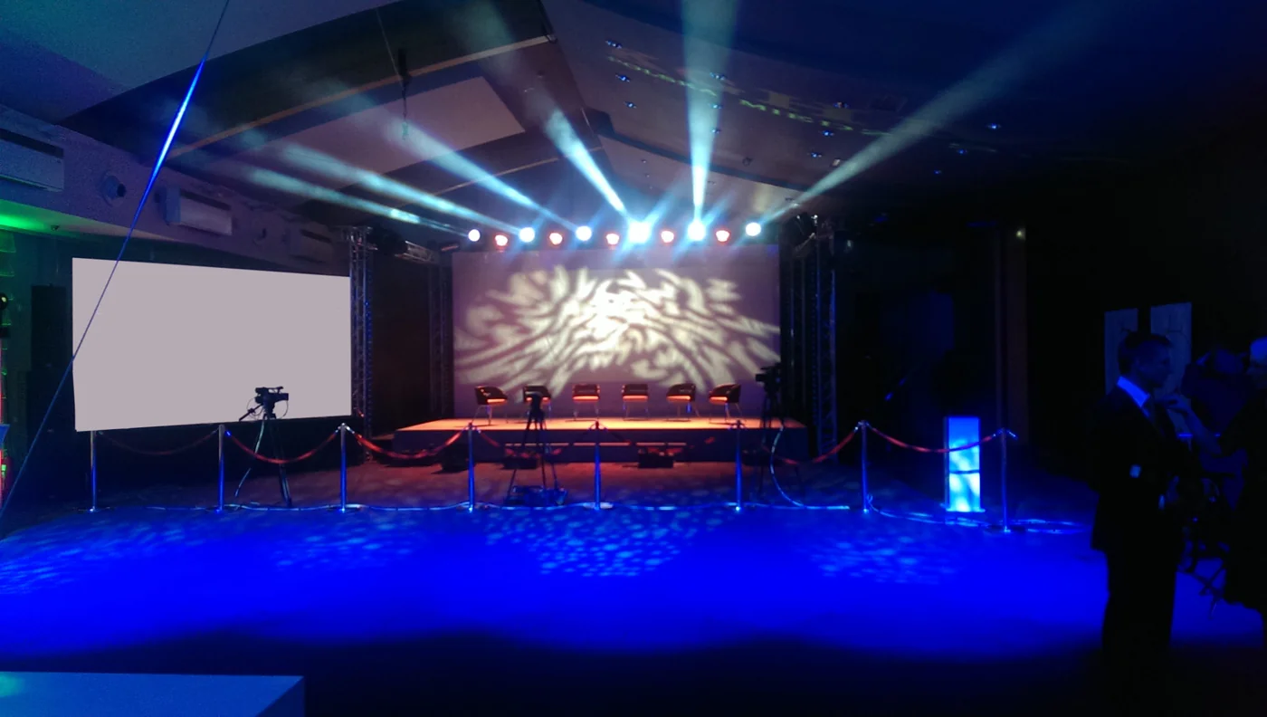 Scena z oświetleniem i ekranami - realizacja XLR Media