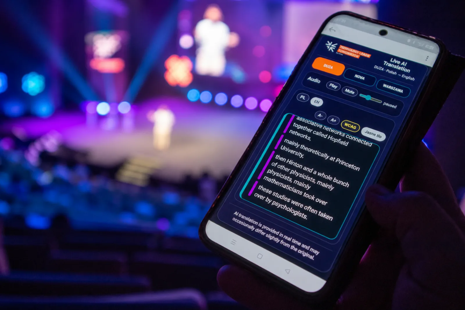 Tłumaczenie konferencji na żywo wyświetlane na telefonie uczestnika