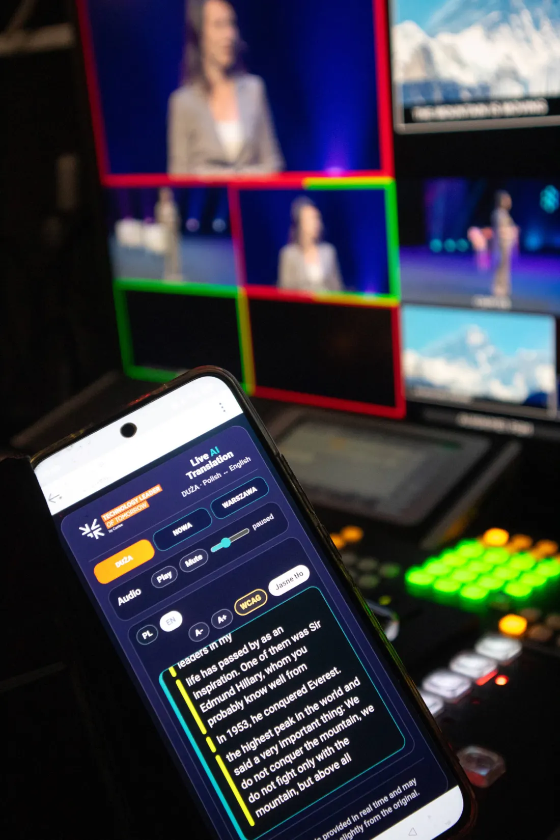 Telefon uczestnika konferencji z uruchomionym tłumaczeniem na żywo